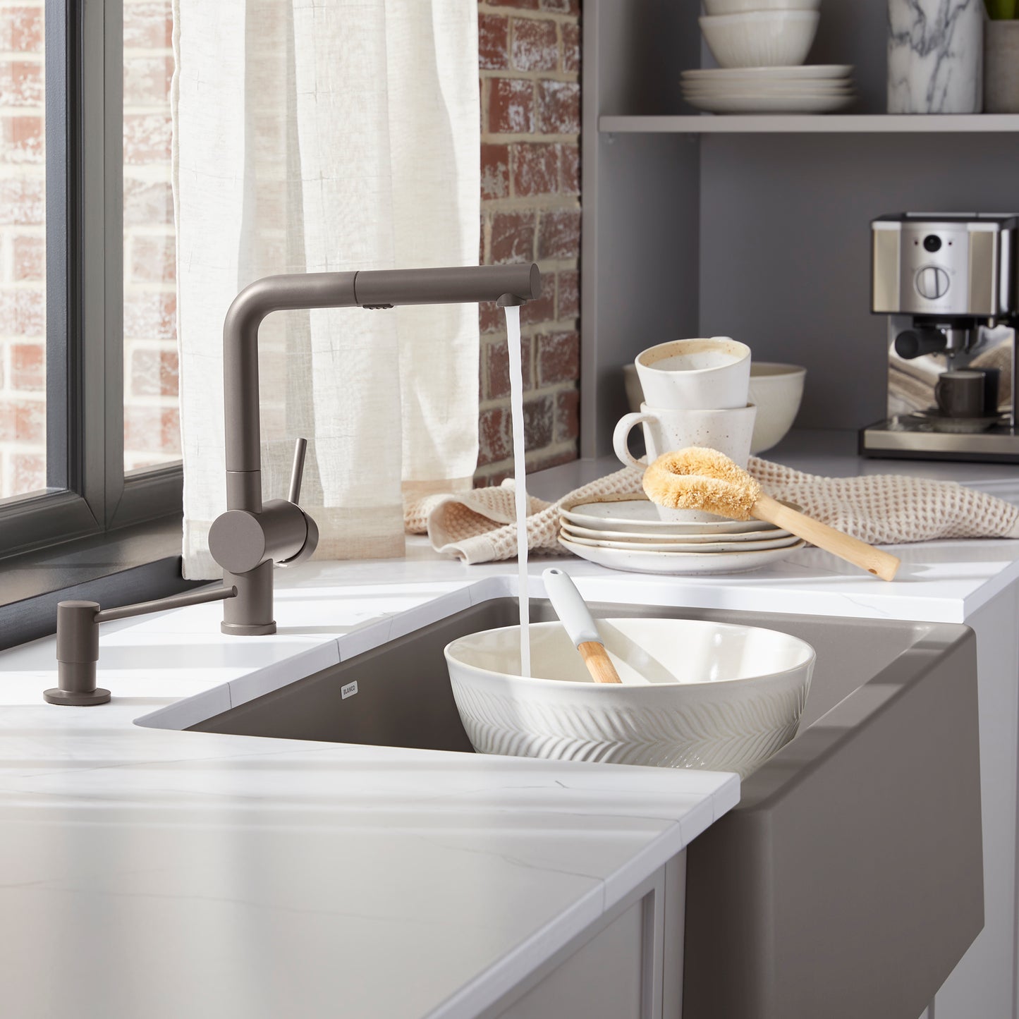 Volcano Gray - BLANCO Linus Low Arc Pull-Out Dual-Spray Kitchen Faucet