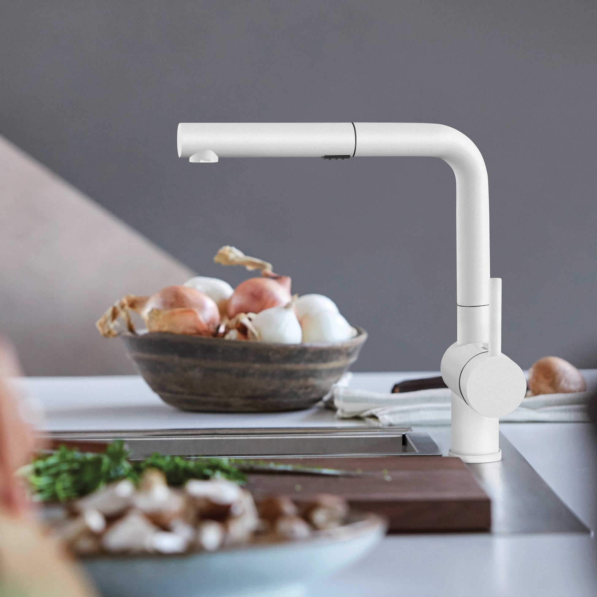 White - BLANCO Linus Low Arc Pull-Out Dual-Spray Kitchen Faucet