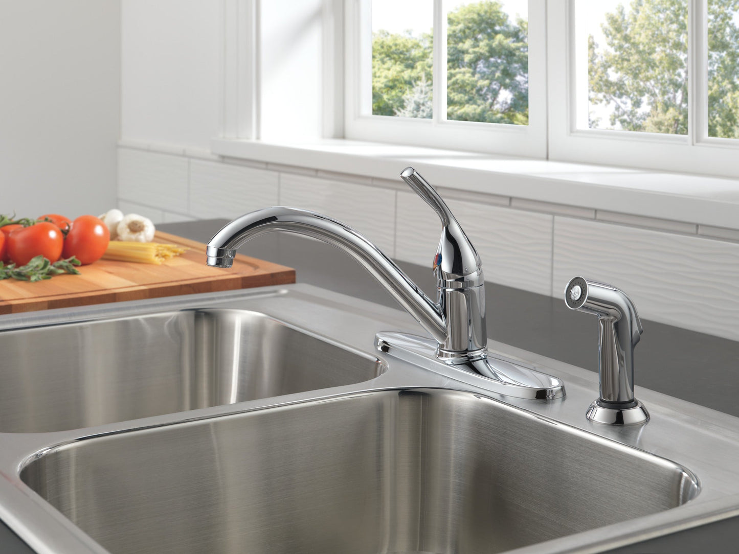 Delta 134 / 100 / 300 / 400 Series 400 Single Handle Kitchen Faucet with Spray