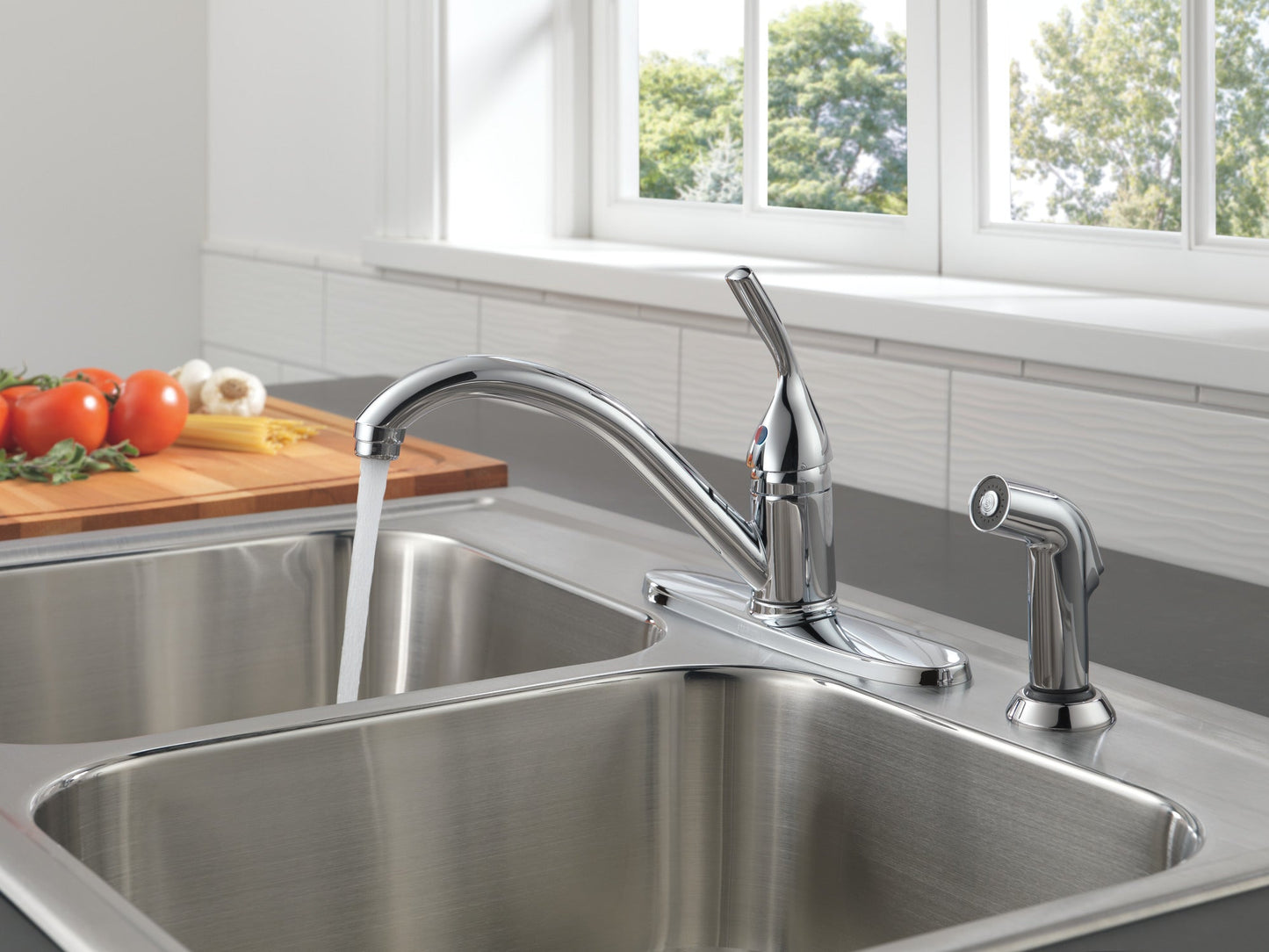 Delta 134 / 100 / 300 / 400 Series 400 Single Handle Kitchen Faucet with Spray