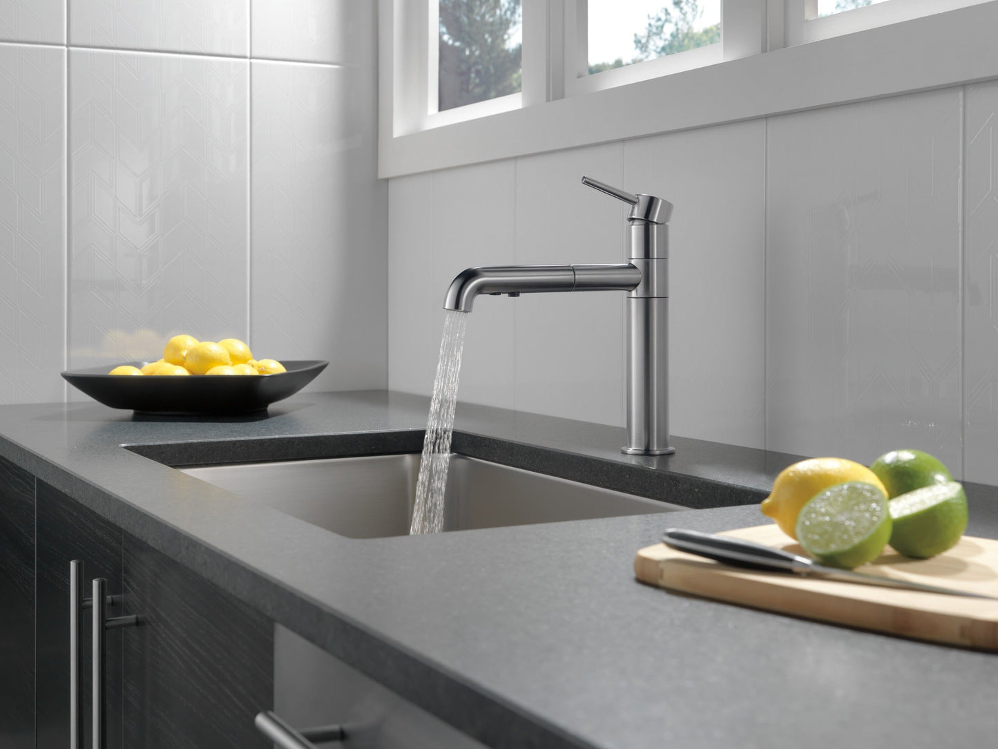 Delta Trinsic 4159 Single Handle Pull-Out Kitchen Faucet