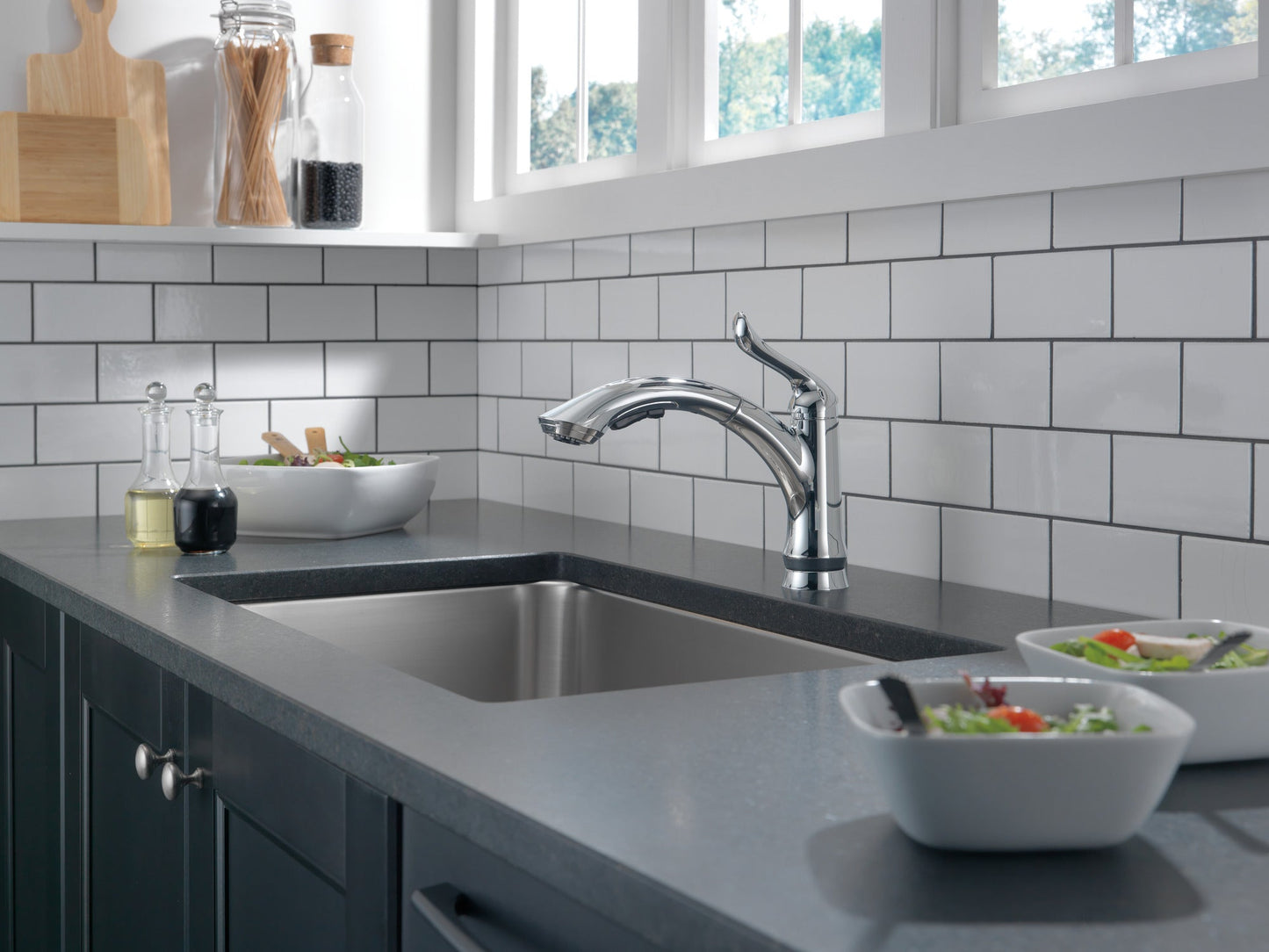 Delta Linden 4353 Single Handle Pull-Out Kitchen Faucet