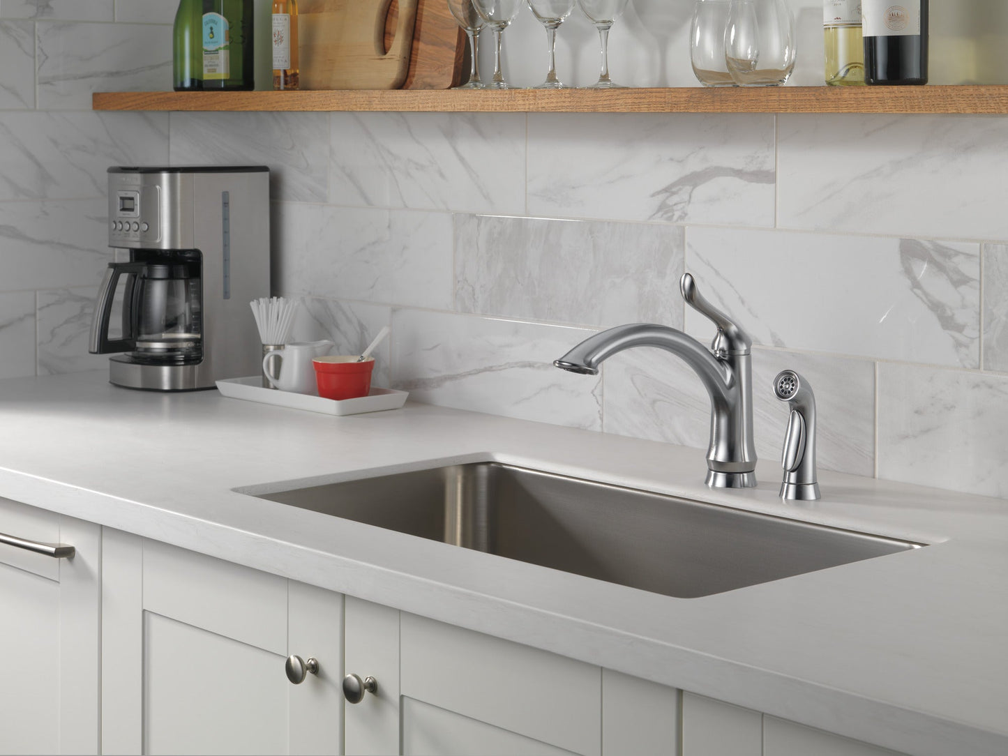 Delta Linden 4453 Single Handle Kitchen Faucet with Spray