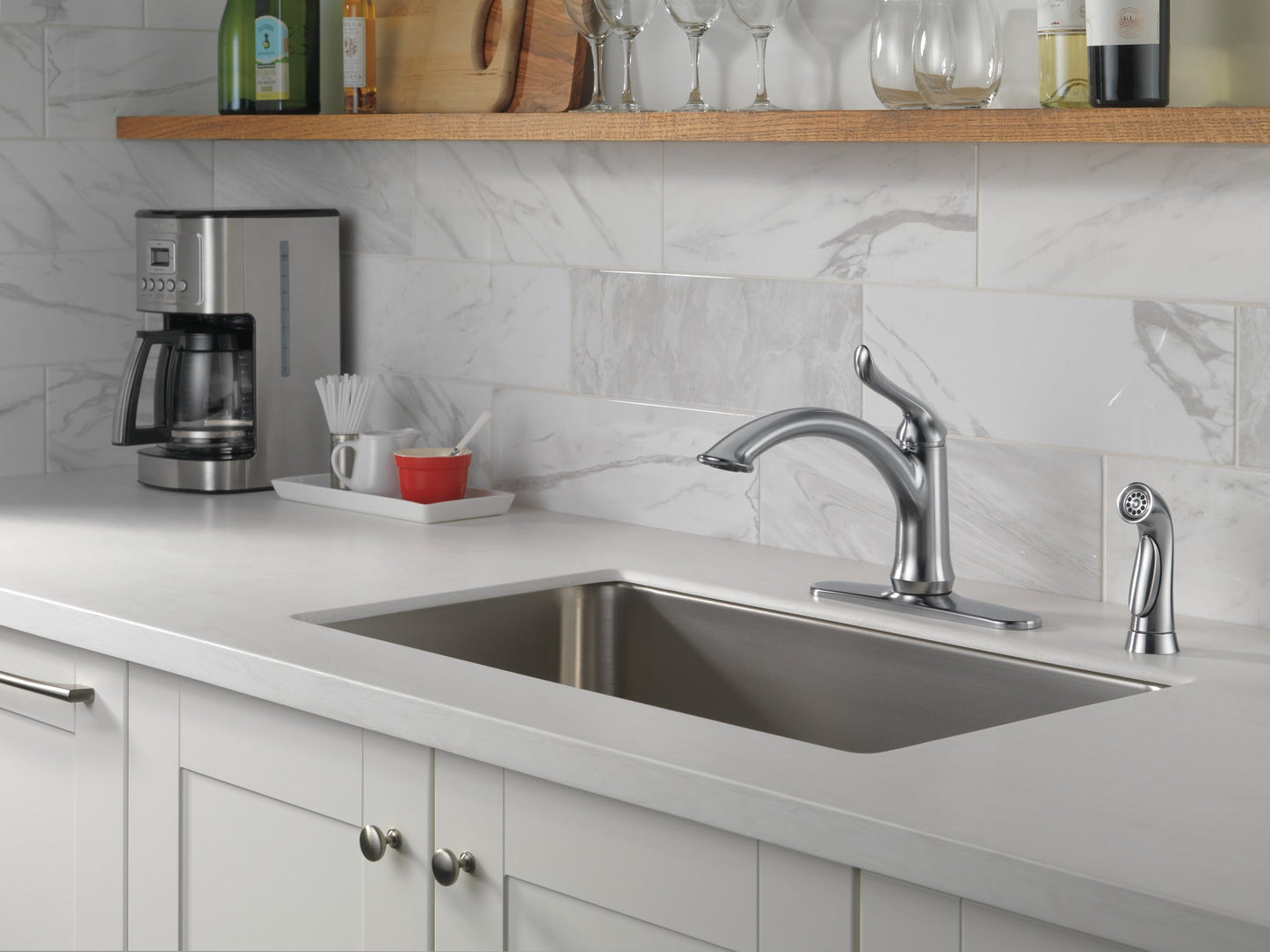 Delta Linden 4453 Single Handle Kitchen Faucet with Spray