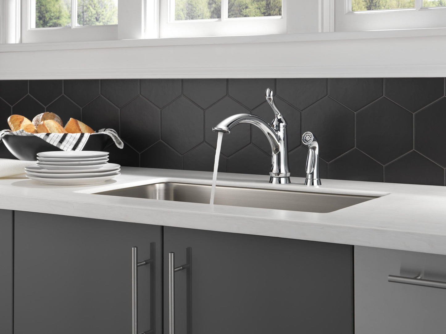 Delta Linden 4453 Single Handle Kitchen Faucet with Spray