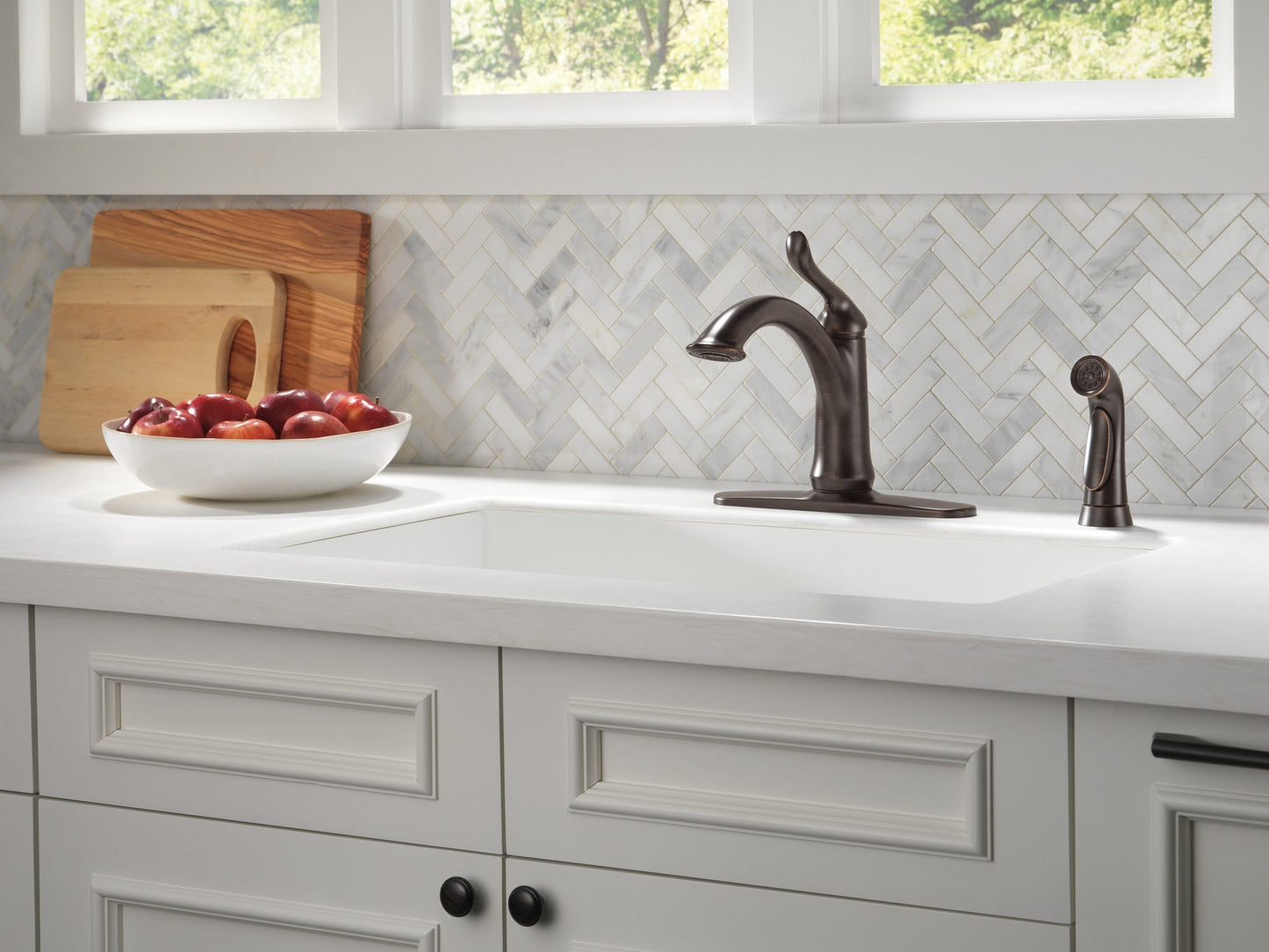 Delta Linden 4453 Single Handle Kitchen Faucet with Spray