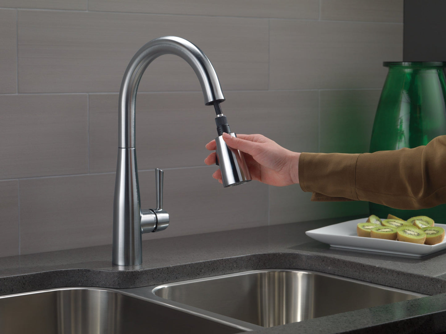 Delta Essa 9113 Single Handle Pull-Down Kitchen Faucet