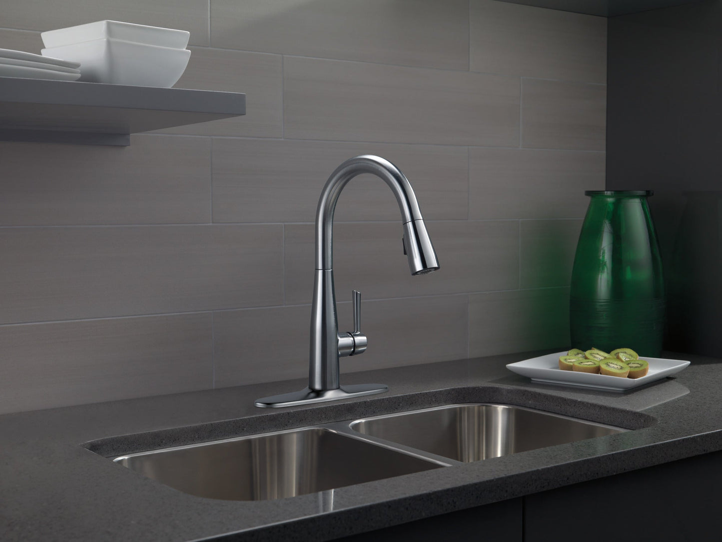 Delta Essa 9113 Single Handle Pull-Down Kitchen Faucet