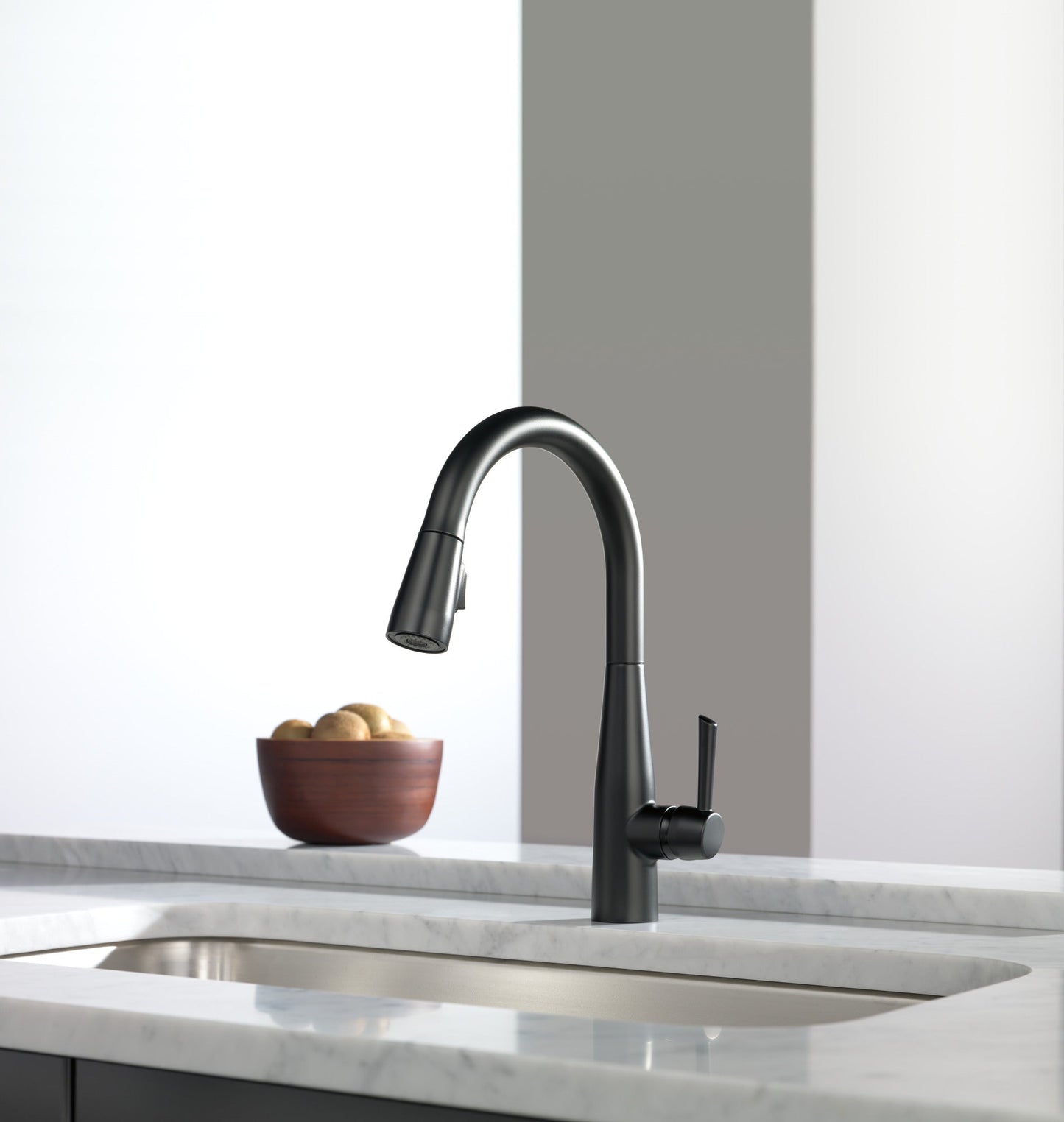 Delta Essa 9113 Single Handle Pull-Down Kitchen Faucet