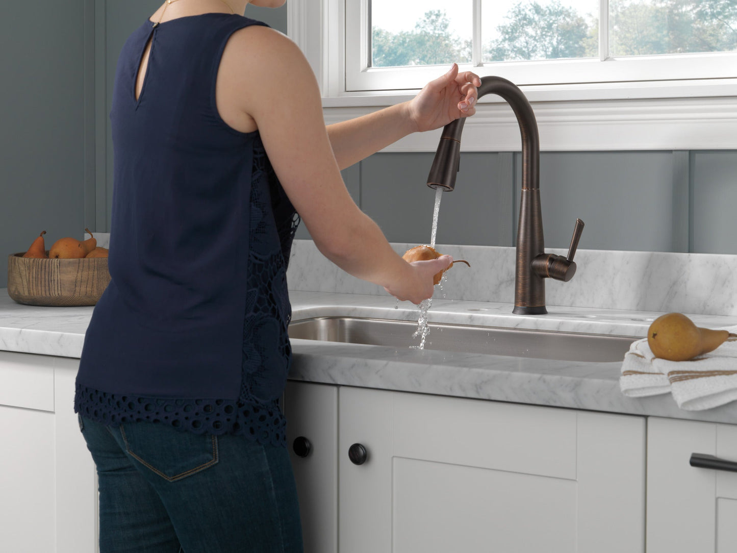 Delta Essa 9113T Single Handle Pull-Down Kitchen Faucet with TouchTouch 2O Technology