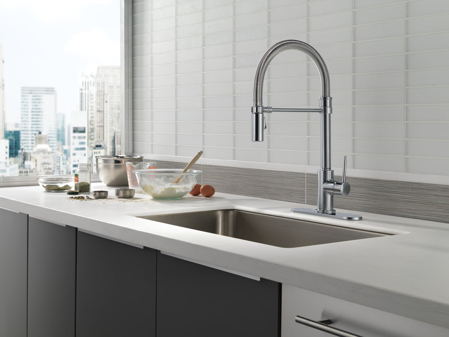 Delta Trinsic 9659 Single-Handle Pull-Down Spring Kitchen Faucet