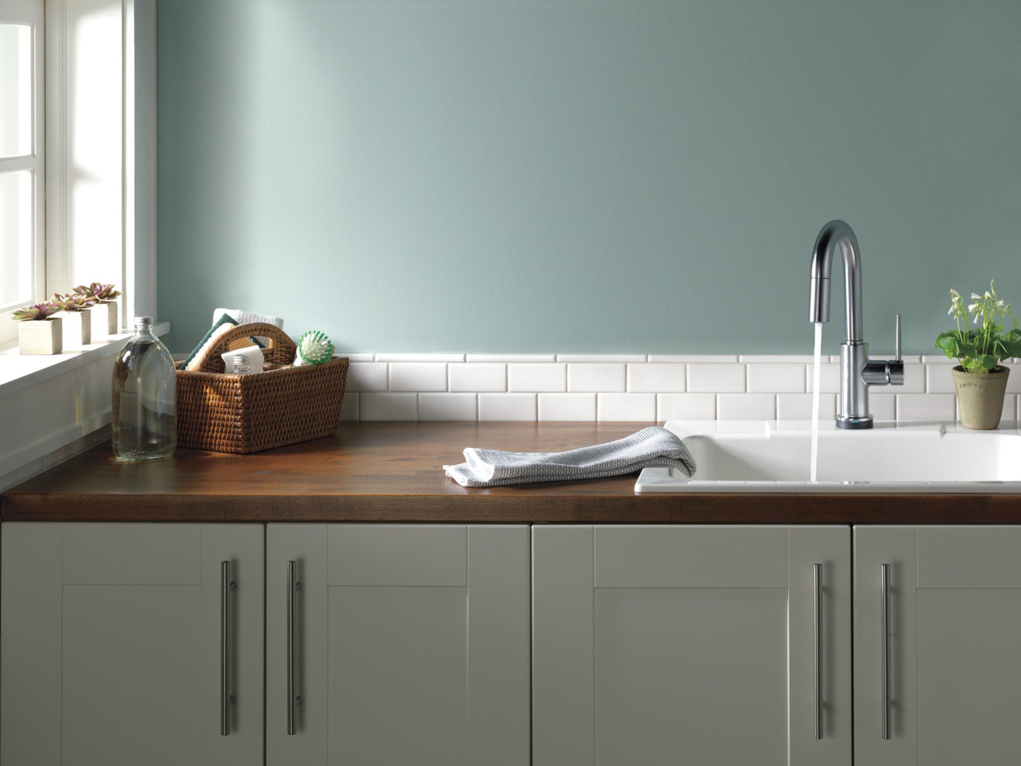 Delta Trinsic 9959T Single Handle Pull-Down Bar / Prep Faucet with TouchTouch 2O Technology