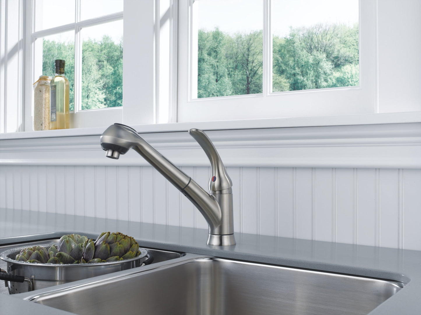 Delta Foundations B4310LF Single Handle Pull-Out Kitchen Faucet