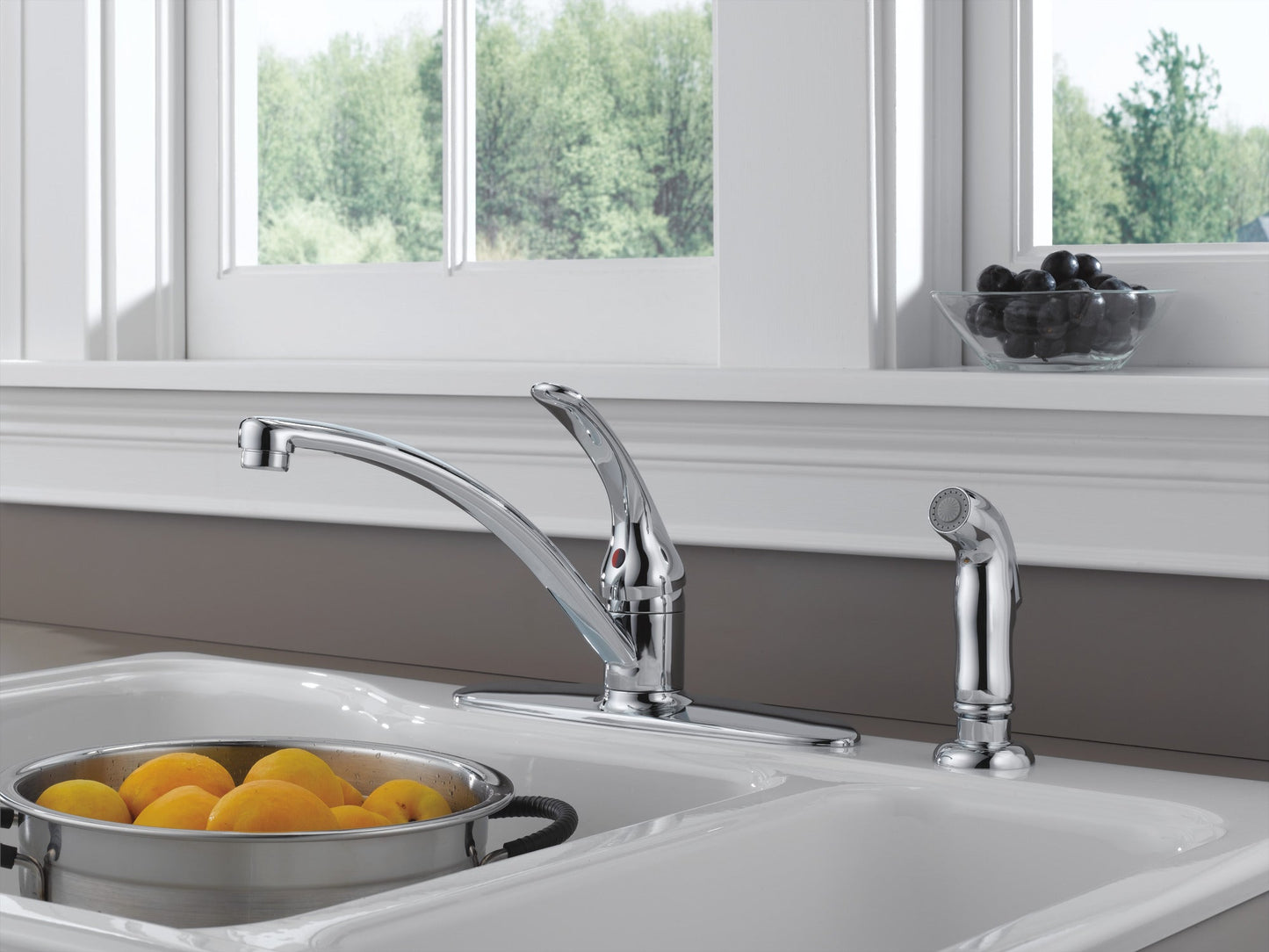 Delta Foundations B4410LF Single Handle Kitchen Faucet with Spray