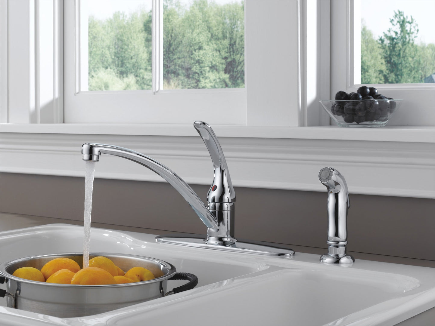 Delta Foundations B4410LF Single Handle Kitchen Faucet with Spray