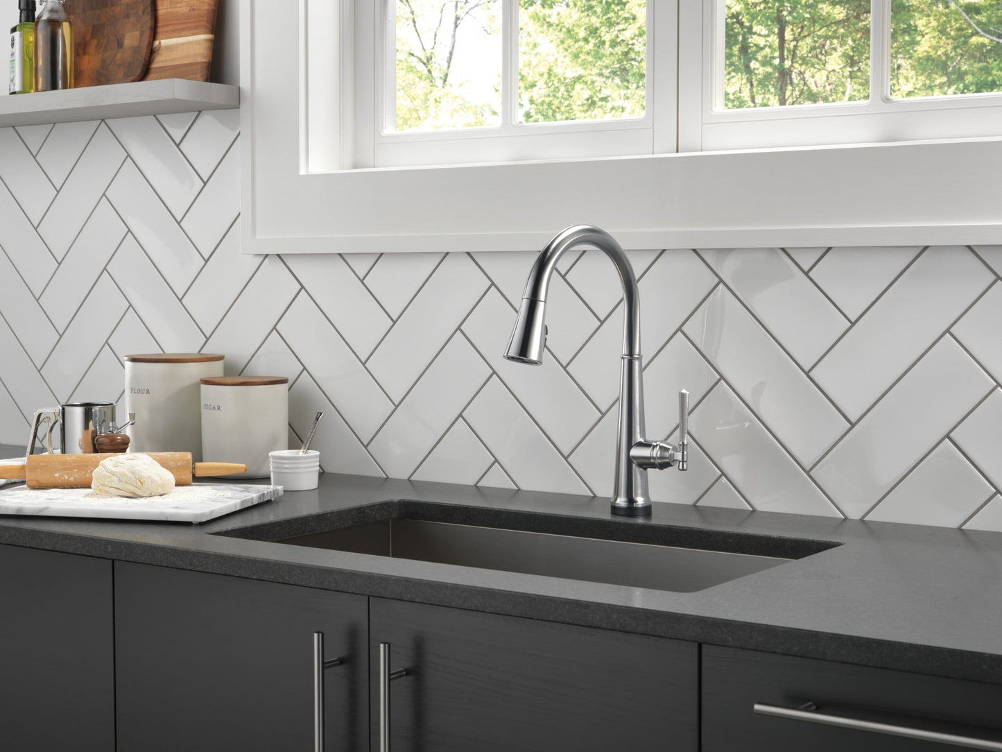 Delta Emmeline: Single Handle Pull Down Kitchen Faucet with Touch2O Technology, lumicoat arctic stainless - view 4