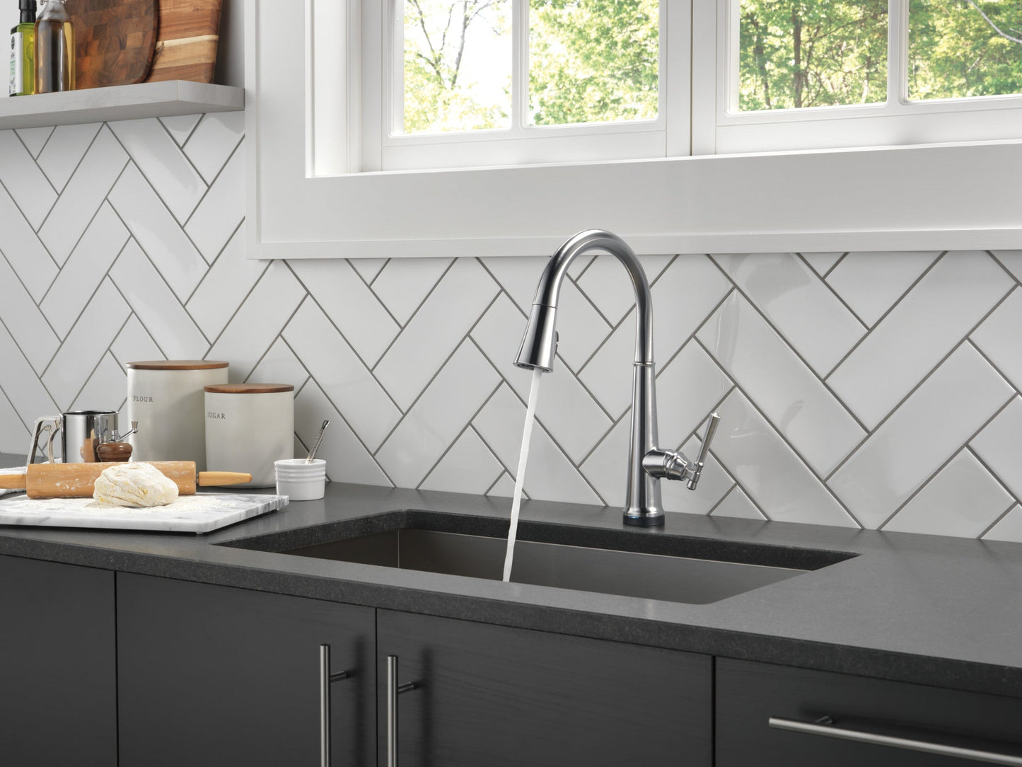Delta Emmeline: Single Handle Pull Down Kitchen Faucet with Touch2O Technology, lumicoat arctic stainless - view 5